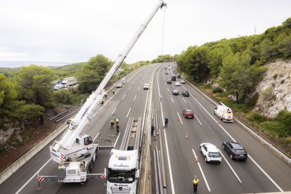 En sentido norte, se ha cortado completamente la AP-7. En sentido sur, se ha cortado un carril y se ha habilitado el arcén