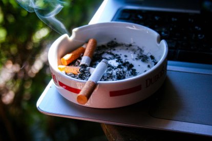 Un cenicero con cigarros.