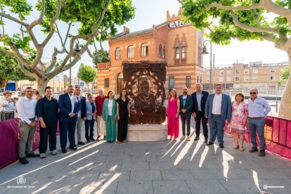 L’Ajuntament ha inaugurat una escultura en homenatge al mestre Teixidor i a Empar Roca.