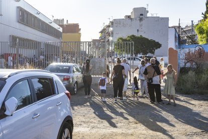 Vecinos y padres claman para que se arregle un acceso a la Escola Joan XXIII de Bonavista