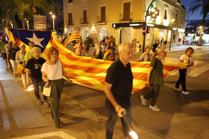 Una estelada gigante ha cerrado la manifestación, que ha recorrido parte de la calle Barcelona y la Via Roma.