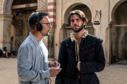 Amenábar da instrucciones en el rodaje a Julio Peña, que interprerta a Cervantes.