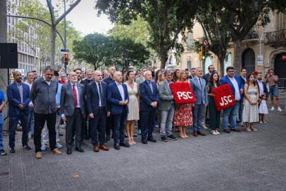 Una delegació del PSC, fent l'ofrena floral al monument a Rafael Casanova de Barcelona