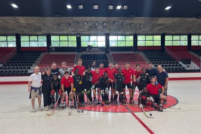El equipo de niños africanos disfrutó de un entrenamiento con la primera plantilla del Reus Deportiu.