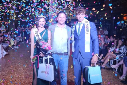 Sandra Muñoz y Daniel Palomares, los nuevos miss y mister Salou, junto a Hugo Battini, gerente de Flash Back.