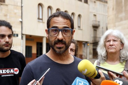 El secretari general de la CUP, Non Casadevall, durant una roda de premsa a Tàrrega