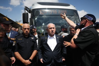 El primer ministro israelí, el pasado lunes en Jerusalén, durante su visita al lugar en el que se había producido un atentado en el que murieron cinco personas, incluido un ciudadano español.