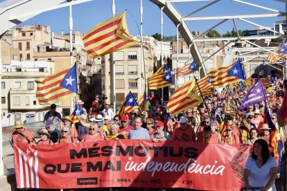 Els manifestants, passant pel pont de l'Estat sobre el riu Ebre.