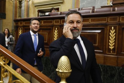 El líder de VOX, Santiago Abascal, a su llegada este miércoles, a la primera sesión de control del nuevo período de sesiones en el Congreso de los Diputados en Madrid. EFE/ J.J. Guillén