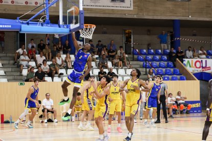 Traoré anotando una canasta ante la mirada de varios jugadores del Mataró.