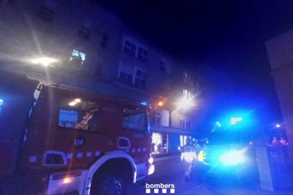 Imagen de los Bombers trabajando en el incendio de Tortosa