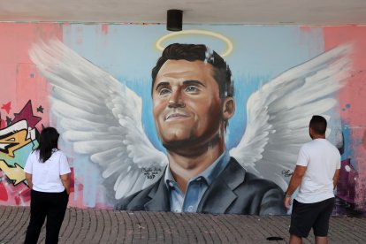 Personas miran un mural en honor al asesinado activista político conservador estadounidense Charlie Kirk, en Ashdod, Israel, el 12 de septiembre de 2025.