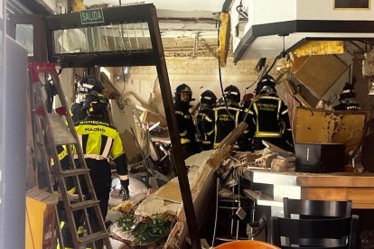 Imagen de los Bomberos de Madrid en el interior del bar tras la explosión