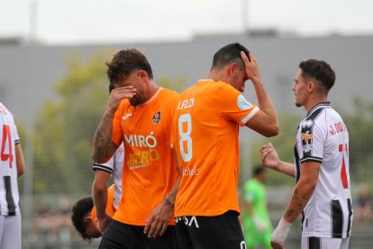 Xavi Molina y Ramon Folch se lamentan durante el duelo.