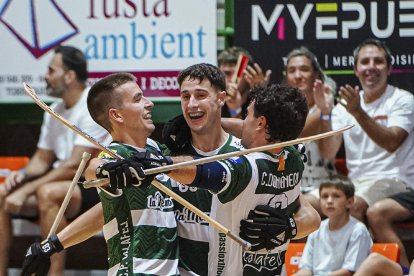 Los jugadores del Calafell, festejando su título.