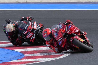 Márquez por delante de Bezzecchi durante la carrera en Misano