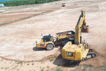 Trabajos de movimientos de tierras en los terrenos de Lotte en Mont-roig del Camp.