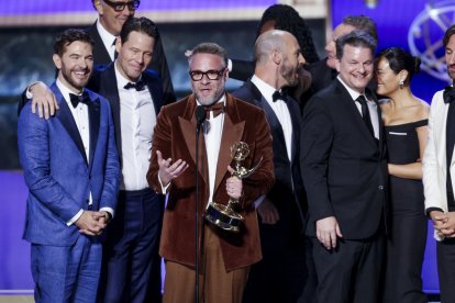 Seth Rogen, junto con el elenco y el equipo, recibe el Emmy a la Mejor Serie de Comedia por The Studio durante la 77.ª edición de la ceremonia de los premios Emmy