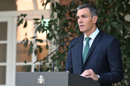 El presidente español, Pedro Sánchez, durante su declaración institucional sobre Israel y Gaza en La Moncloa
