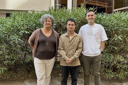 Núria Malats, Nannan Xue y Sergio Checa, en el Centro Nacional de Investigaciones Oncológicas