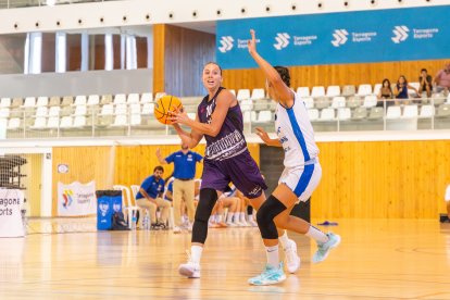 Mackeely Shantz avanza ante la oposición de una jugadora del Viladecans en el partido de Lliga Catalana Femenina 2 de la semana pasada.