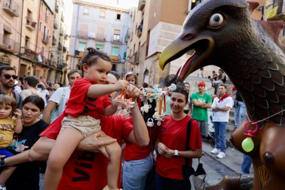 Entrega del xumet a la Víbria a la plaça de Cols.