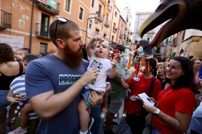 Entrega del xumet a la Víbria a la plaça de Cols.