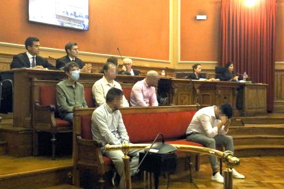 Los cinco acusados de la ‘manada de Castelldefels’, en el banquillo durante el juicio en la Audiencia de Barcelona