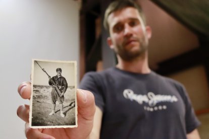 Josep Ventura, familiar d’un soldat republicà mort al front d’Aragó el 1937, mostra una fotografia del seu besoncle