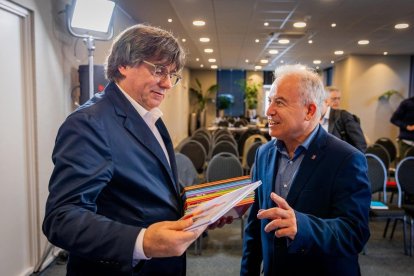 Carles Puigdemont i Jordi Bertran, el passat dilluns, amb els contes.