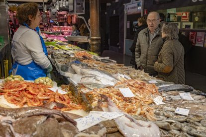 Fotografía de archivo de una parada de pescado en el Mercat Central de Tarragona. Los productos frescos incrementan su precio en la eurozona un 5,5%.