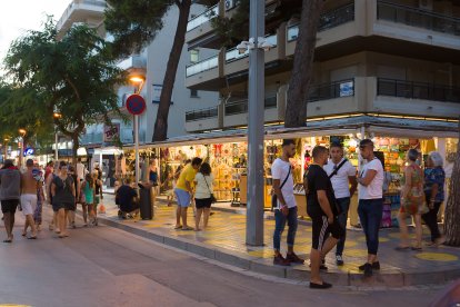Turistas de Salou en una de las calles céntricas. El ruido nocturno causa problemas de convivencia en los pisos y apartamentos cercanos.