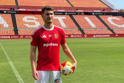 Álvaro García pisa el césped del Nou Estadi en su presentación con el Nàstic de Tarragona.