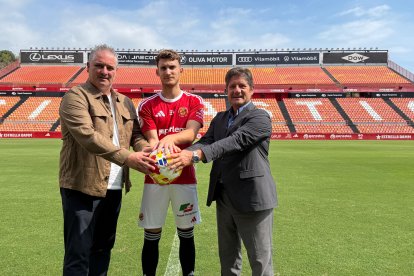 El director deportivo del Nàstic, Noé Calleja; el nuevo fichaje, Álvaro García, y el presidente ejecutivo de la entidad, Lluís Fàbregas.