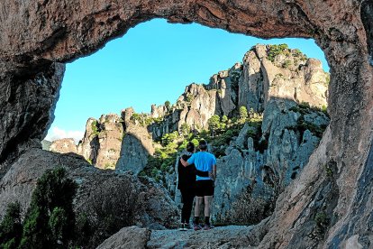 Senderistas en el Forat de La Vella.