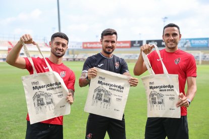 Al centre, l’entrenador del Reus FC Reddis, Marc Carrasco, acompanyat a la dreta per Ramon Folch, i a l'esquerra, per Xavi Jaime. Tots tres amb la bossa de la Misericòrdia del Diari de Tarragona.