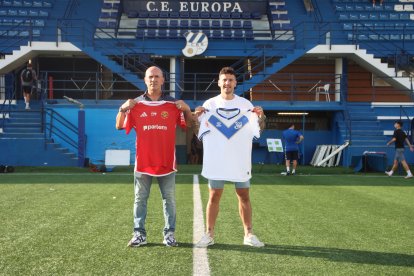 En el Nou Sardenya, Luis César sostiene la elástica del Nàstic y Aday Benítez la del Europa.