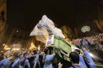 La Mulassa tuvo que ser tapada con plásticos para protegerse de la lluvia durante la Baixada de l'Àliga del 2024