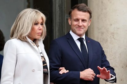 Emmanuel Macron junto a su mujer Brigitte Macron