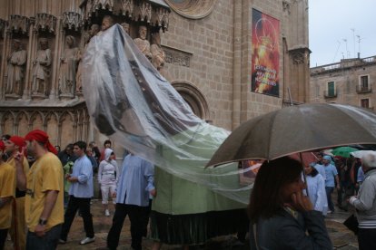 La Mulassa, recubierta con un plástico para protegerse de la lluvia, en el Pla de la Seu, ante la Catedral