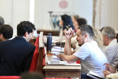 Los concejales Mario Soler (PSC) y Jordi Collado (ECP), durante el pleno de este viernes