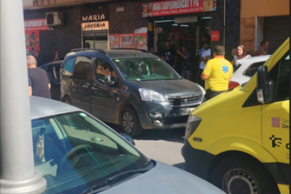 Uno de los vehículos accidentados y el SEM en el lugar.