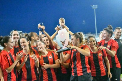 El cuadro rojinegro levantó el Trofeu Ciutat de Reus tras ganarle por 6-0 al Riudoms en el Estadi Municipal.
