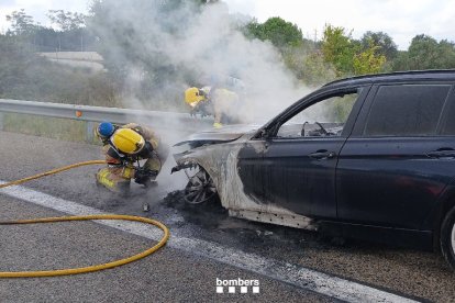 El coche en llamas circulaba en sentido sur por la AP-7 a la altura de Vila-seca.