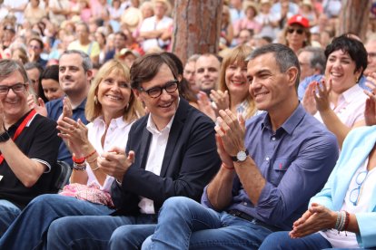 El presidente del Gobierno, Pedro Sánchez, con el president de la Generalitat, Salvado Illa.