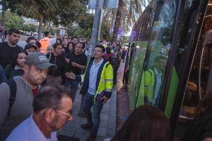 Usuarios de la R2 Sur que han bajado obligatoriamente en Sitges van a buscar el bus alternativo para llegar hasta Gavà.