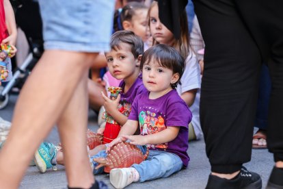 Els més petits esperaven impacients amb figures de goma del Seguici.