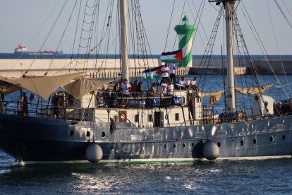 Barco de la flotilla de ayuda humanitaria para Gaza saliendo del puerto de Barcelona