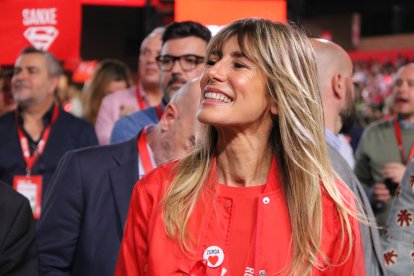 La esposa de Pedro Sánchez, Begoña Gómez, este domingo en la clausura del Congreso del PSOE en Sevilla