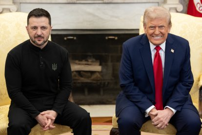 El presidente de EE. UU., Donald Trump, durante una reunión con el presidente de Ucrania, Volodímir Zelenski, en el Despacho Oval de la Casa Blanca.